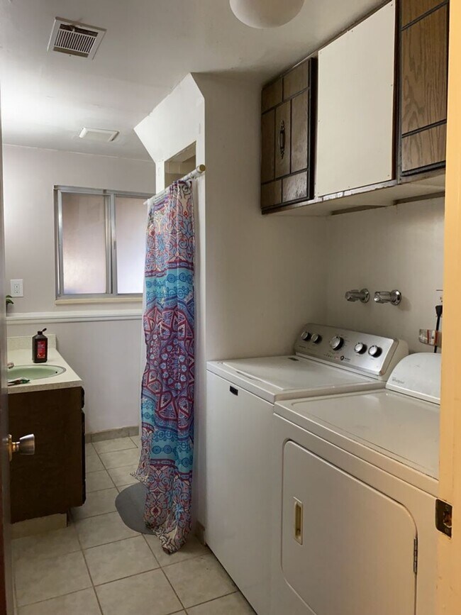 Building Photo - STUDENTS WELCOME! Sprawling 6 Bed / 3 Bath Home Near College and Drake