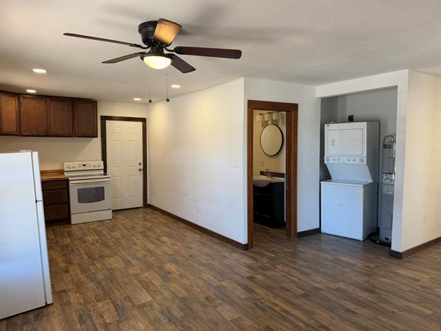 Building Photo - 352 SW Ave A