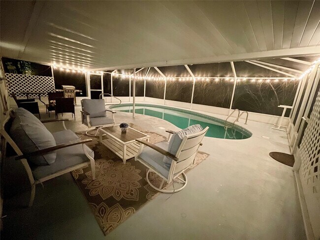 Building Photo - 1150 SW Jumper St