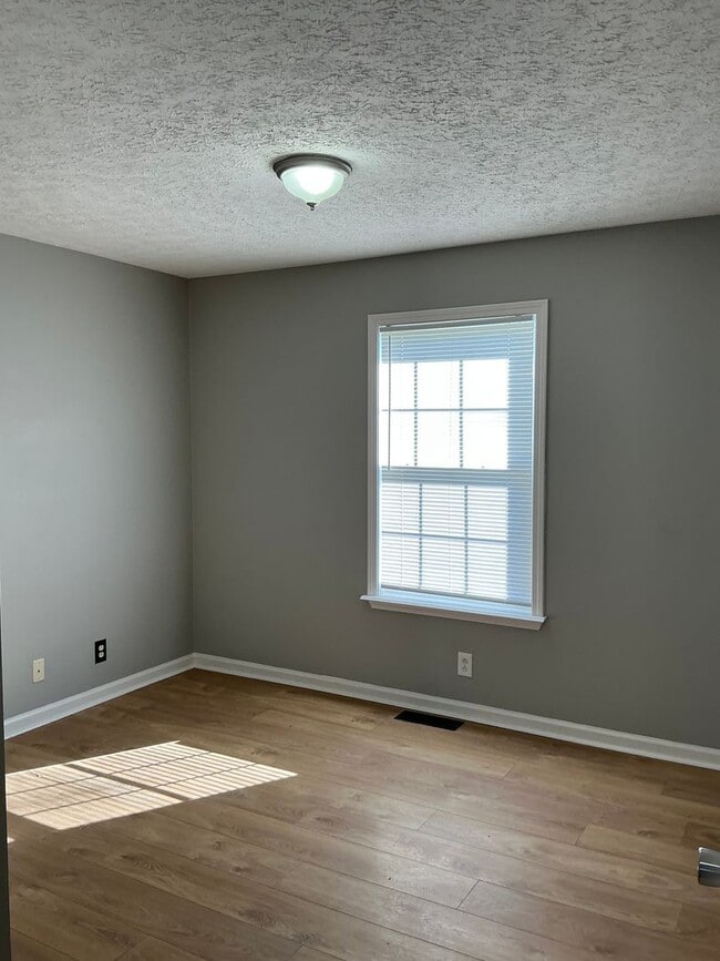 Building Photo - 714 Shetland Dr