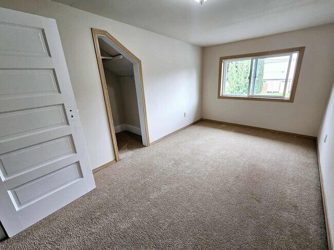 Building Photo - Charming house in desirable downtown Sumner