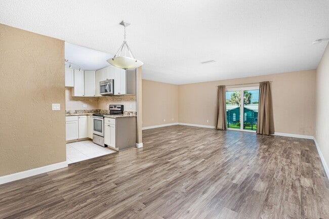 Building Photo - 2 Bedroom, 2 Bath with 2nd Floor Ocean Views!