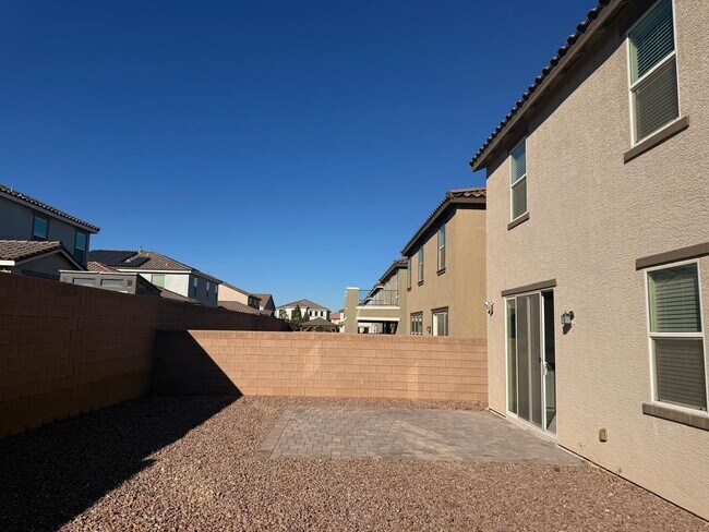 Building Photo - Gorgeous 5 Bedroom Home in Gated Community