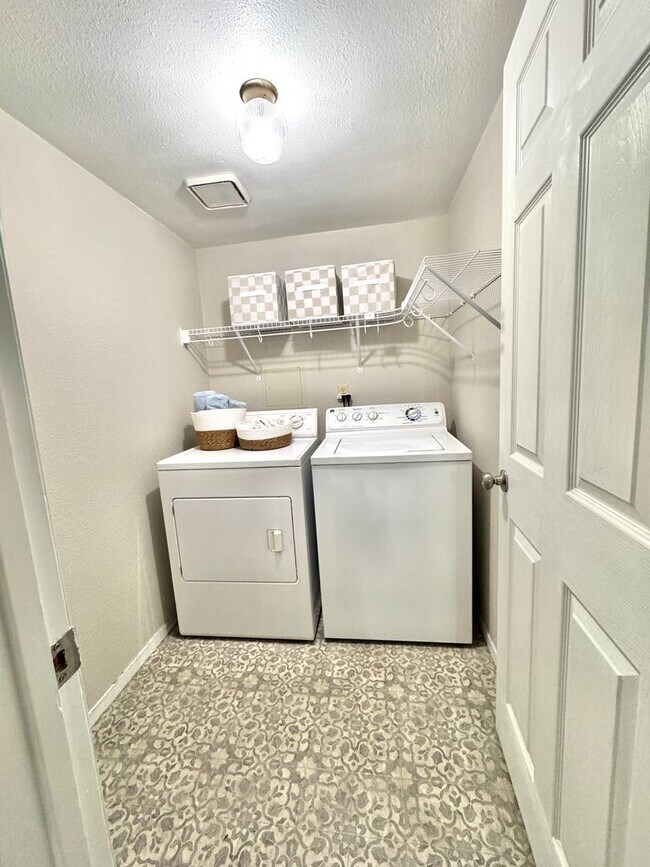 Building Photo - Charming 2 bed 1.5 bath condo, with attached 2 car garage!