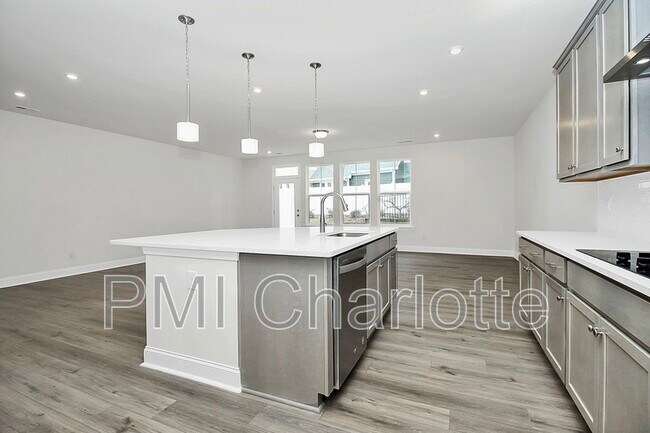 Building Photo - 6029 Mariemont Cir