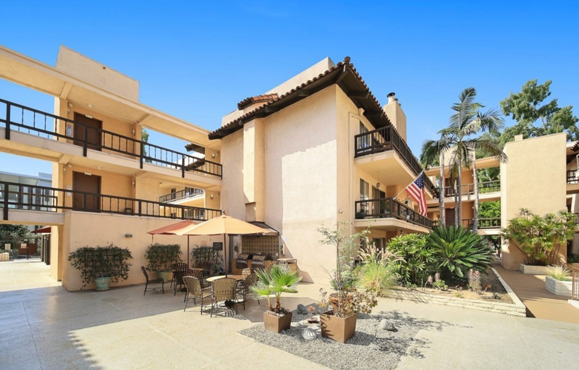 Building Photo - 1127 E Del Mar Blvd
