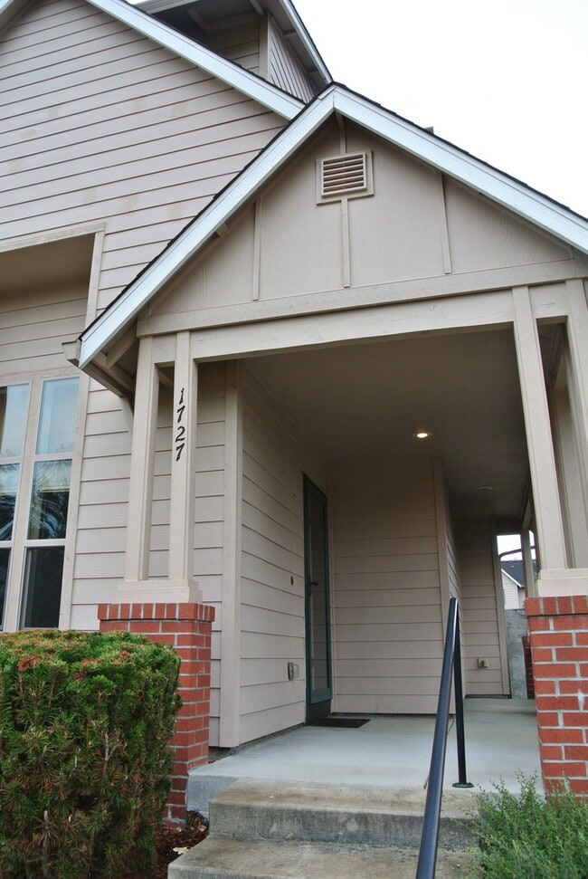 Building Photo - Corvallis Comfort & Convenience: Spacious 3-bedroom, 2.5 bath  Townhome