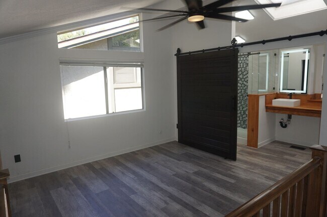 Building Photo - Wonderfully Remodeled 1 Bedroom with Stunn...