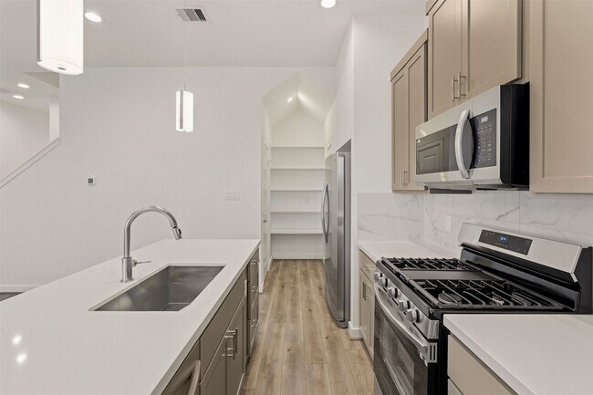 Building Photo - 1113 Highland Square Ln