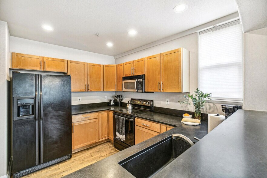 Building Photo - 1727 Pearl St