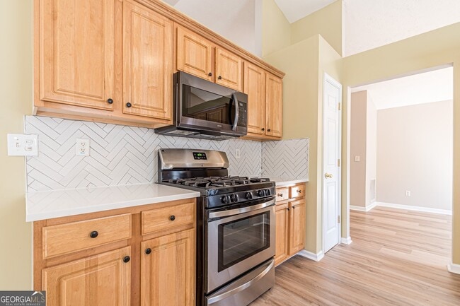 Building Photo - 5755 Lakeview Cir