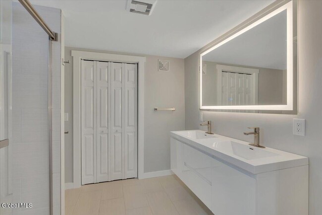 Building Photo - 257 W Circular St