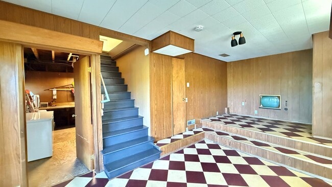 Building Photo - Glenview Craftsman Home with Exquisite Yard