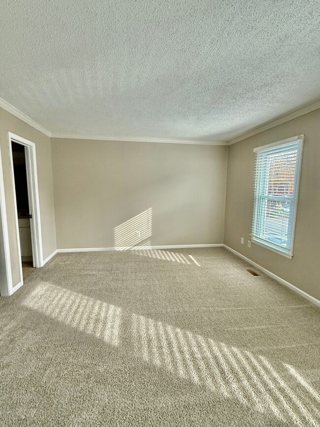 Building Photo - 3BD/2.5BA Brick Townhouse in Washington Commons off of Great Neck! Renovated throughout!