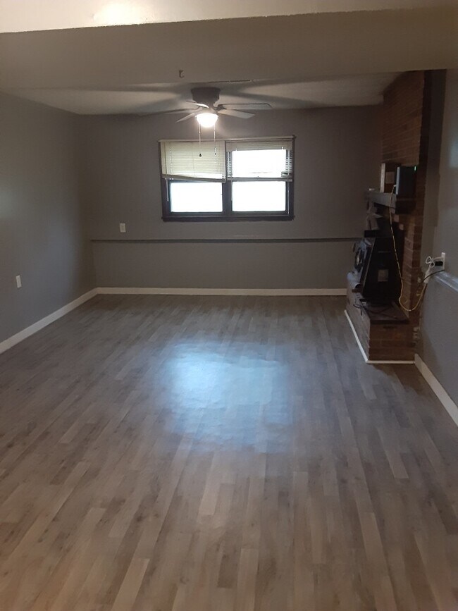 Building Photo - 2813 Brookview Ave