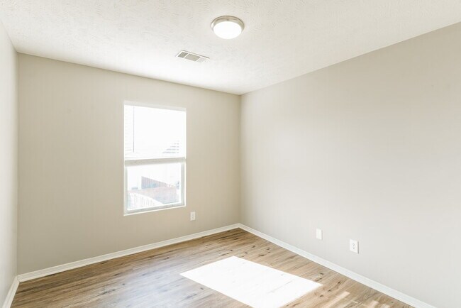 Building Photo - 2803 Creekbend Dr