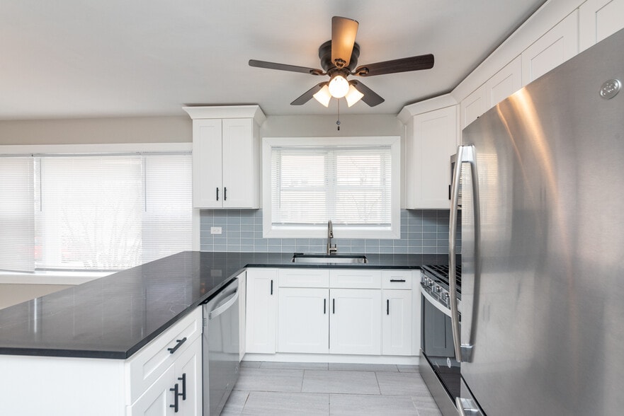 Building Photo - 3058 N Kostner Ave