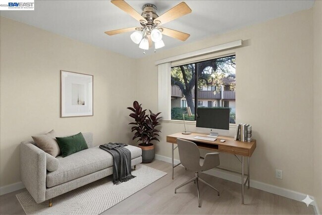 Building Photo - 999 W Evelyn Ave