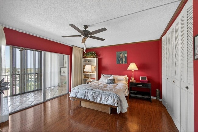 Building Photo - 907 Marina Dr