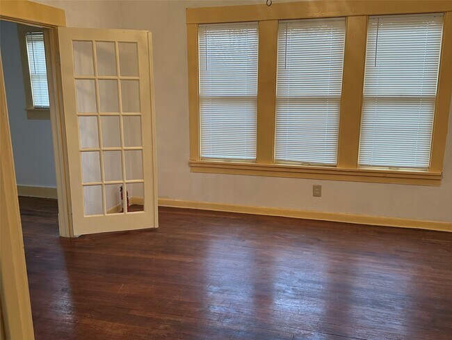 Building Photo - 4621 Davenport St