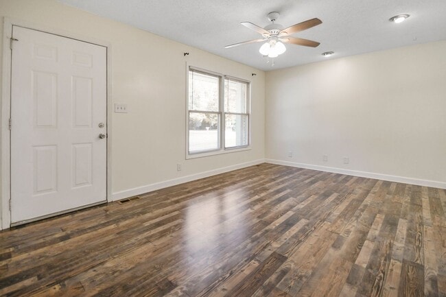 Building Photo - Updated Three Bedroom!