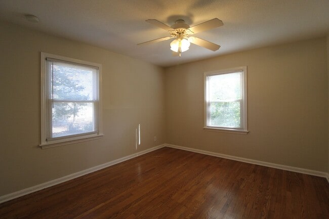 Building Photo - 2 Bedroom 1 Bath Home in Roeland Park