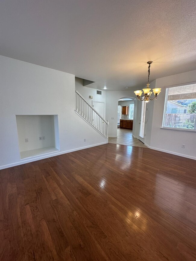 Building Photo - 636 W Venice Ln