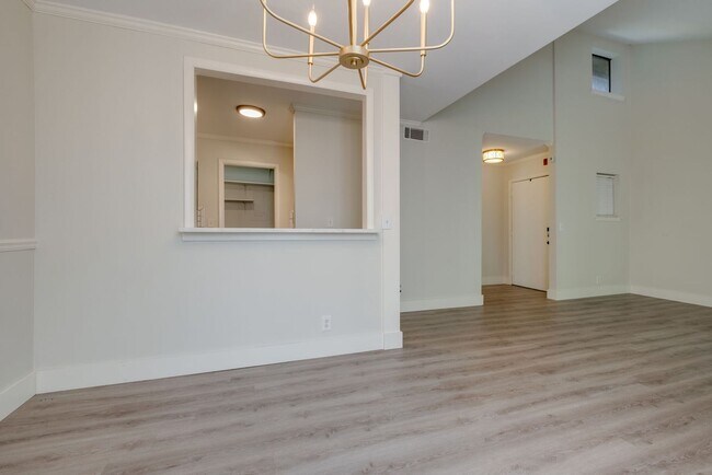 Building Photo - Renovated Condo in Green Hills Four Seasons!