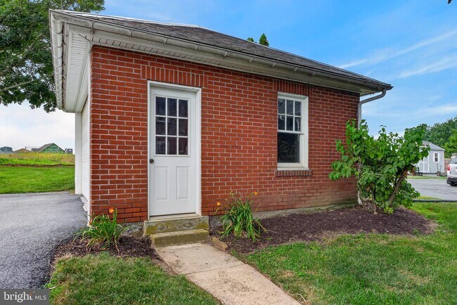 Building Photo - 832 Village Rd