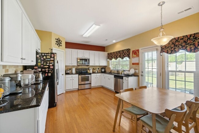Building Photo - Beautiful 4 Bedroom, 2.5 Bath in Ballantyn...