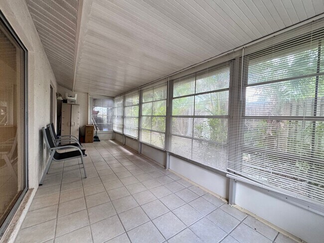 Building Photo - Annual unfurnished nicely renovated 2/2 villa near the Ringling Museum