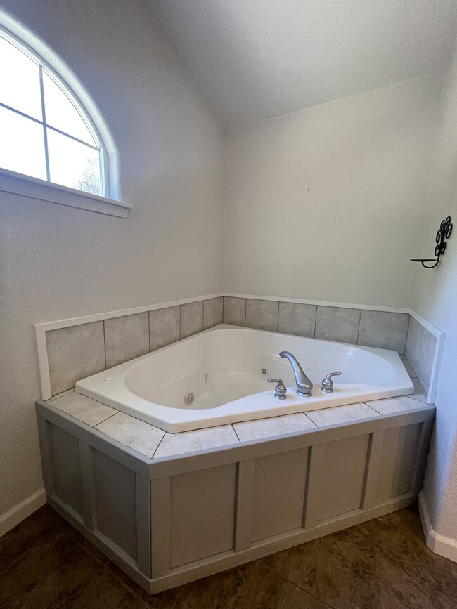 Jacuzzi Tub - 2415 Sutter Rd