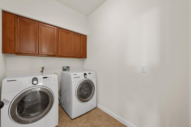 Building Photo - 608 Royal Burgess Dr