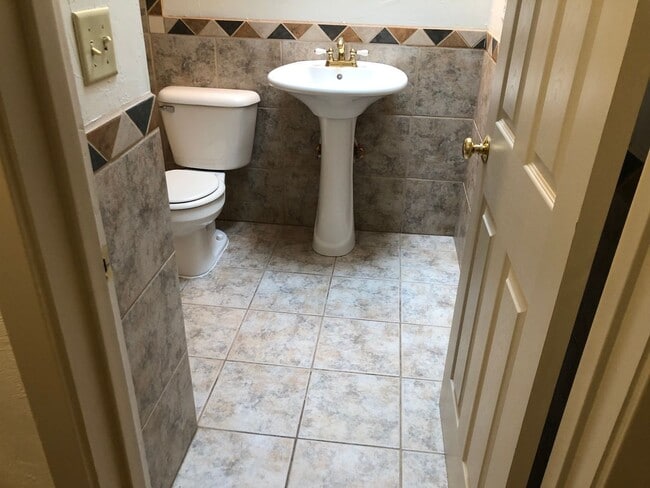 Building Photo - Updated 3 bedroom 3 bath house in Eugene!