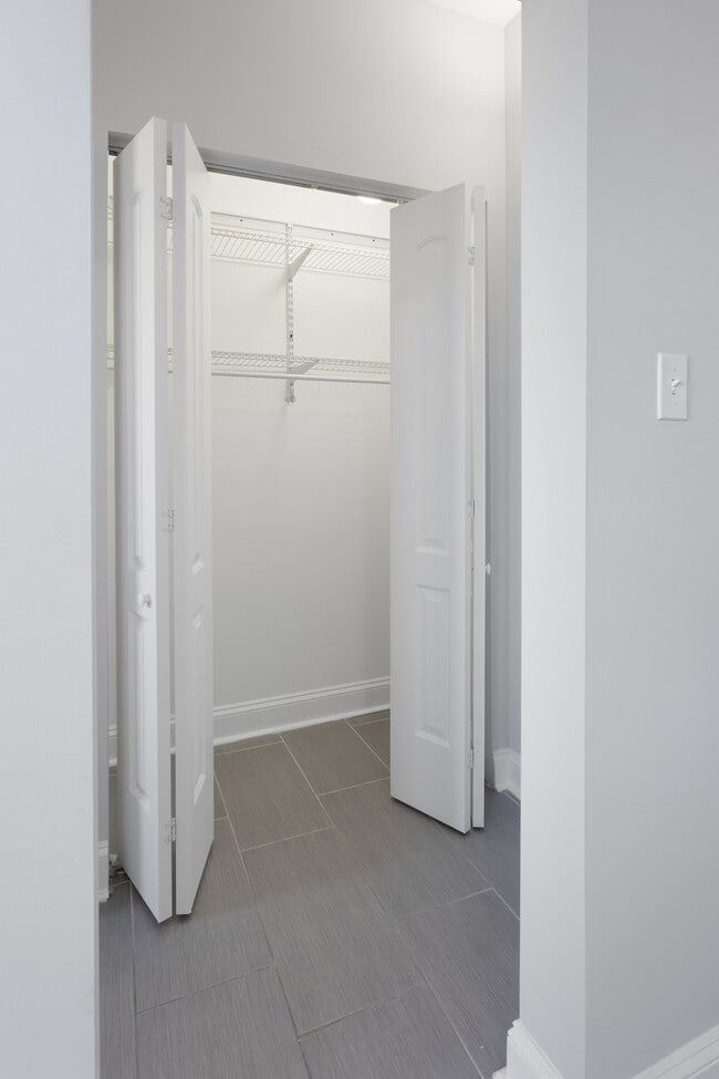 Building Photo - 1608 W Sherwin Ave