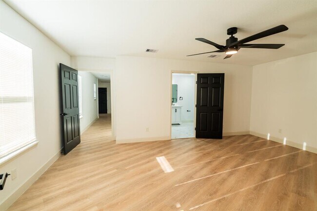 Building Photo - 1402 Bayou Shore Dr