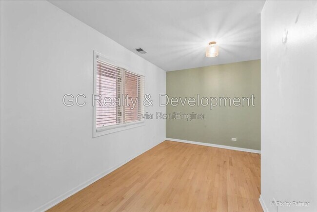 Building Photo - 832 W Barry Ave