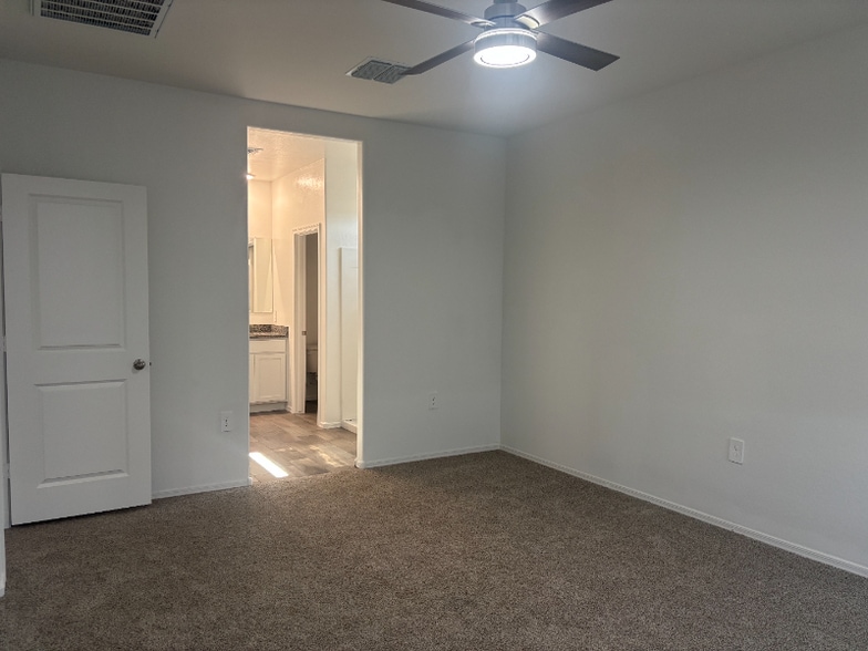 Building Photo - 28242 N Nealite Dr