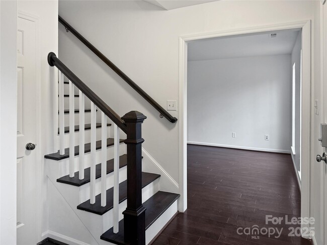 Building Photo - 8509 Golf Ridge Dr