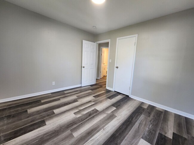 Building Photo - Spacious 3-Bedroom, 1-Bathroom Home AVAILA...