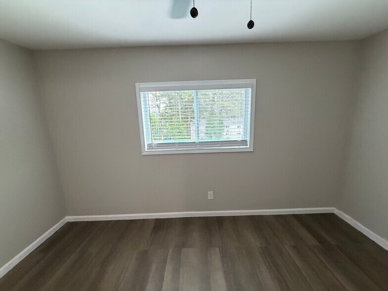 Building Photo - Room in Apartment on Gresham Park Dr