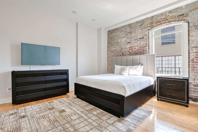 Building Photo - 1050 Annunciation St