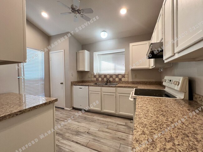 Building Photo - 3 BEDROOM 2 BATH IN HEART OF CHANDLER WITH...