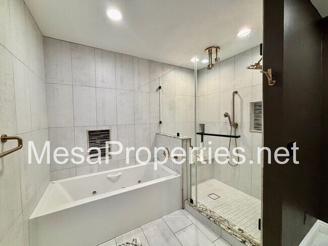 Building Photo - 13871 Oakmont Dr