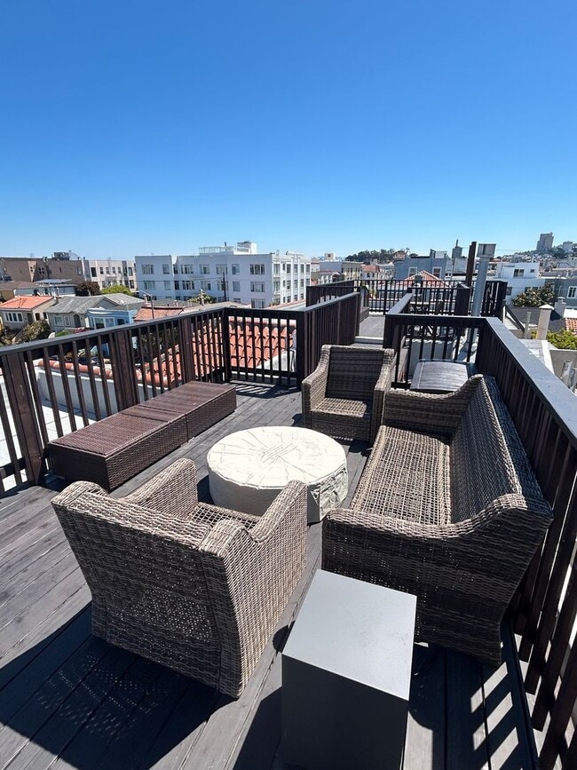 Building Photo - Charming Furnished Marina Studio