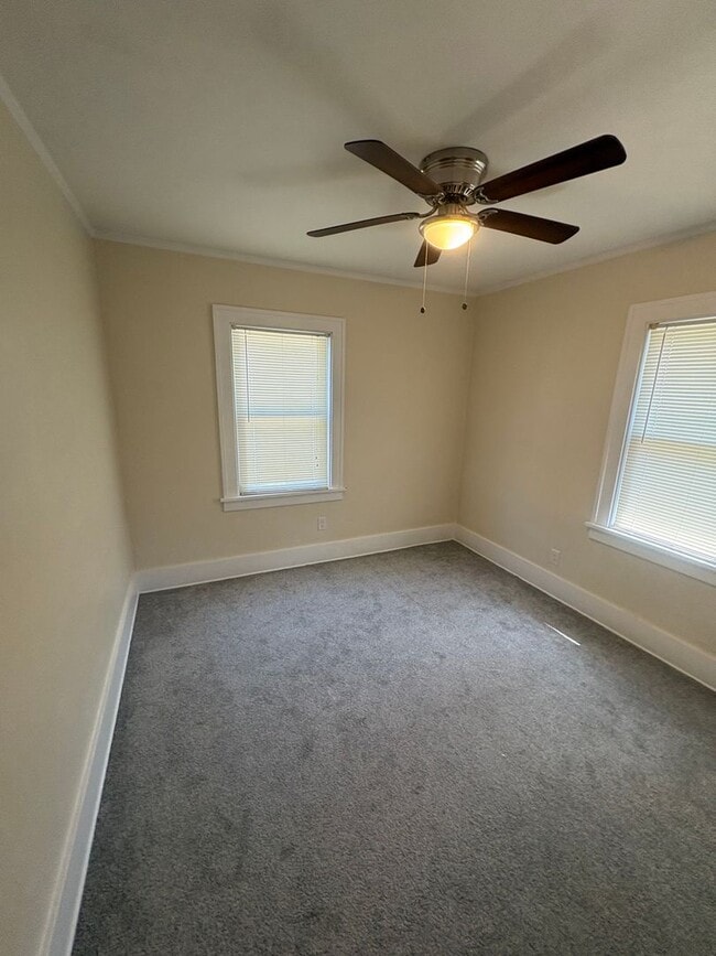 Building Photo - 813 W Maywood Ave