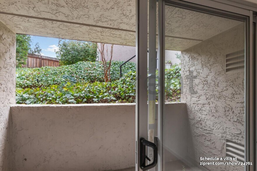 Building Photo - 675 Sharon Park Dr
