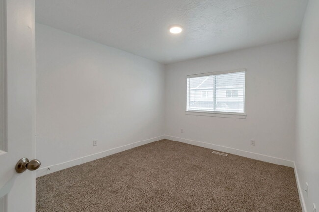 Building Photo - Beautiful Interior Townhouse - 3BD 3BA 2GA