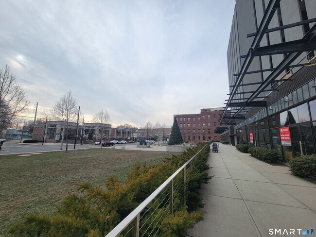 Building Photo - 14 N Main St