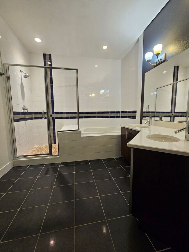 Building Photo - Congress Park High Rise Living! Huge Main Floor 2 Bed 2 Bath